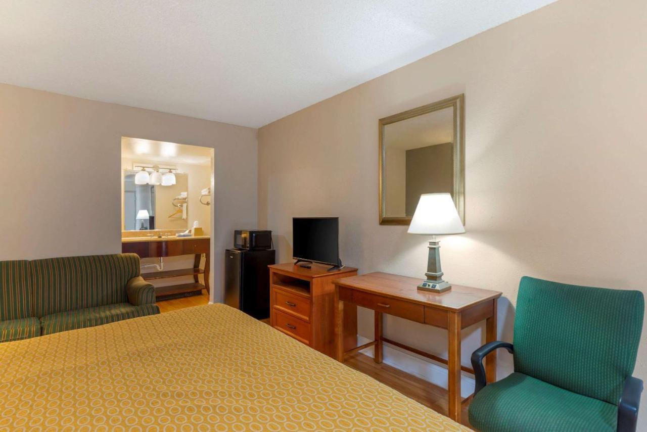 Rodeway Inn Colonial Heights I-95 Exterior photo