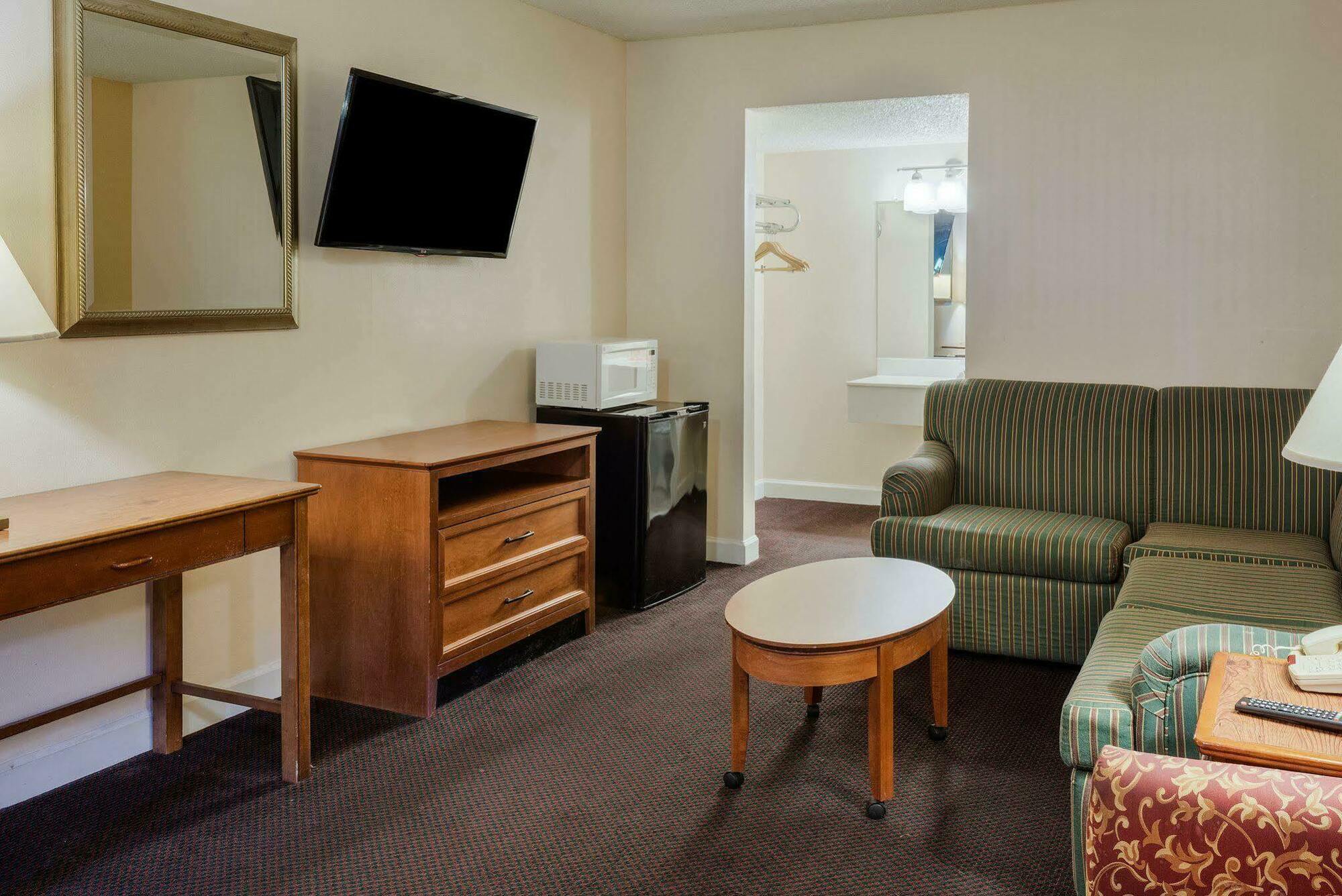 Rodeway Inn Colonial Heights I-95 Exterior photo